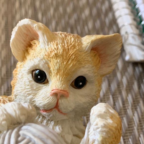 Vintage 1990’s Summit Collections Nature’s Friends Cat with Yarn Figurine - Picture 8 of 9